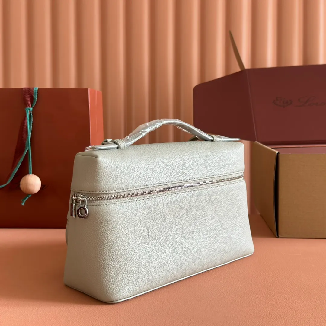 p1280💋💋💋【Original leather all-steel configuration counter complete package】𝐋𝐨𝐫𝐨 𝐏𝐢𝐚𝐧@ Extra pocket L27 series handbag/crossbody bag The most comfortable life is when it is not defined, just like loro The material design of pian@ does not require complicated design styles. The simple and soft outline is elegant and durable, like an exquisite cosmetic case, which perfectly balances appearance and functionality. The leather is delicate and feels as soft as butter. The small bag has a large capacity. It is not only portable with a thin shoulder strap, but can also be worn cross-body. Sisters who have a special liking for minimalist style can buy it. It is simple and versatile. The simpler, the more different. Stars and Instagram celebrities are all planting it. There are two sizes of 19 cm and 27 cm. One is exquisite and casual, and the other is elegant and grand. Dimensions: length 27×width 10×height 16cm (with shoulder strap)